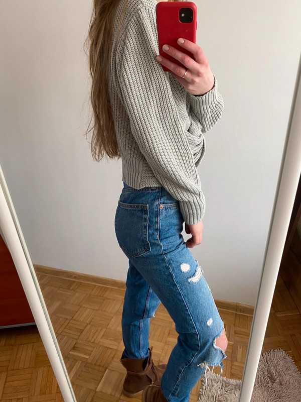 Szary sweter kopertowy