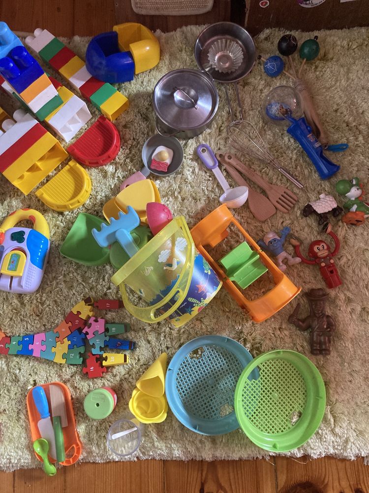 Zabawki różne ( klocki, akcesoria plażowe , sorter,
