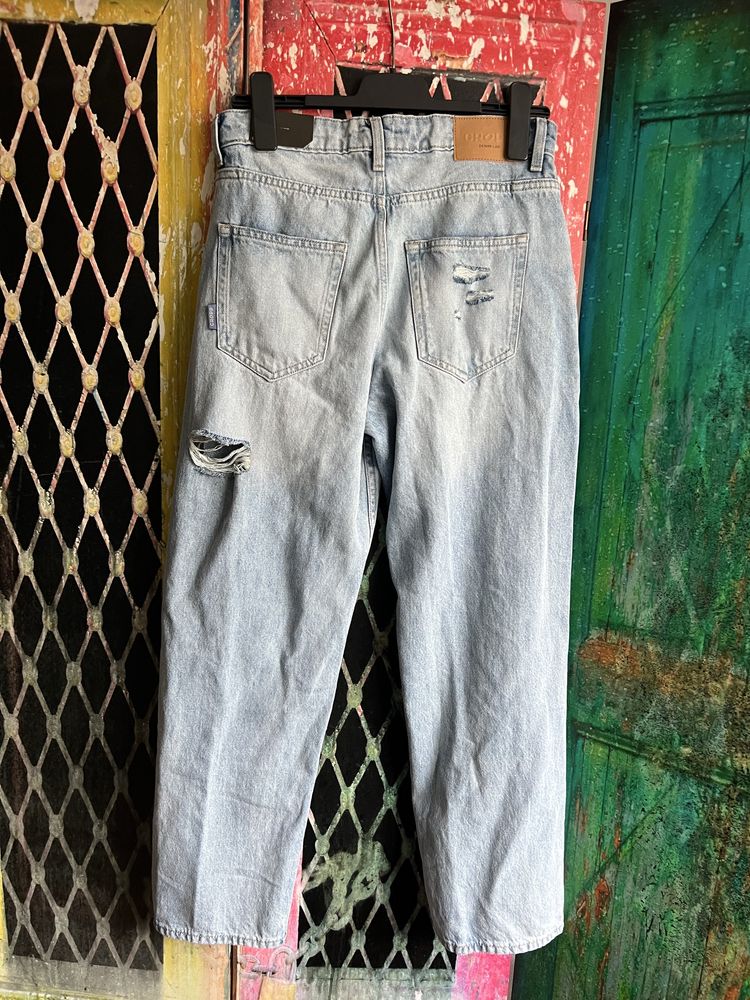 Spodnie jeansowe z dziurami przetarciami denimowe jeansy baggy Cropp