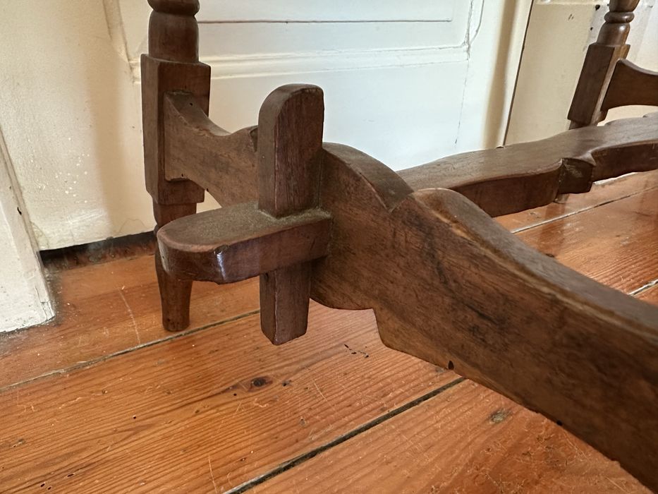 Mesa em madeira tradicional portuguesa.