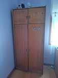 Quarto infantil, tipo estudio em pinho tratado.