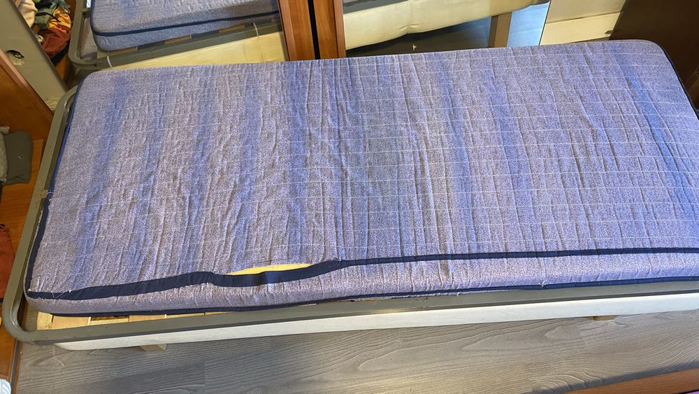 Cama Ikea com colchao / Solteiro