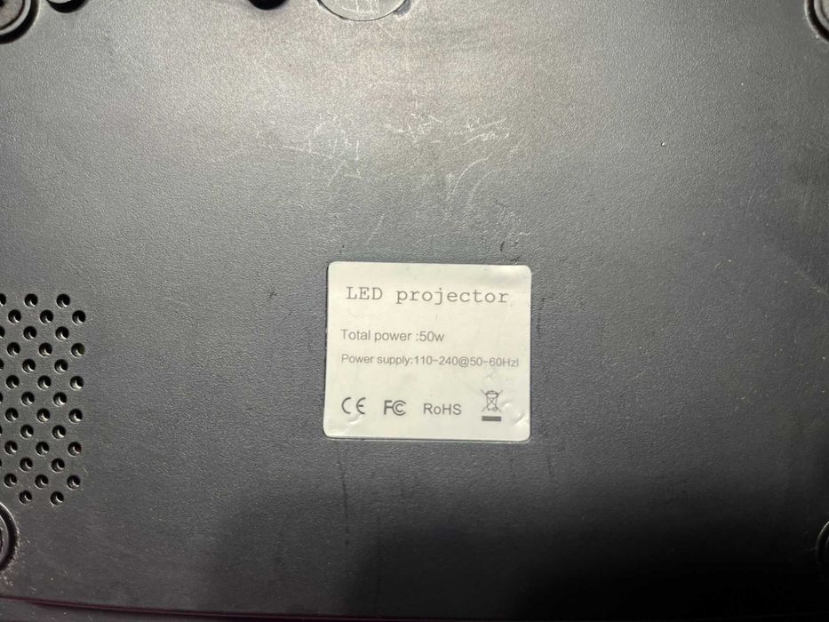 Projektor AUN - kino domowe, świetna jakość obrazu, niewielka skaza