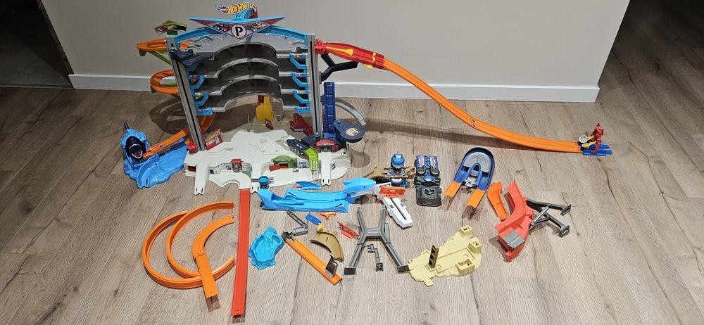 Hot Wheels Ultimate Garage CMP80 + dodatkowe tory
