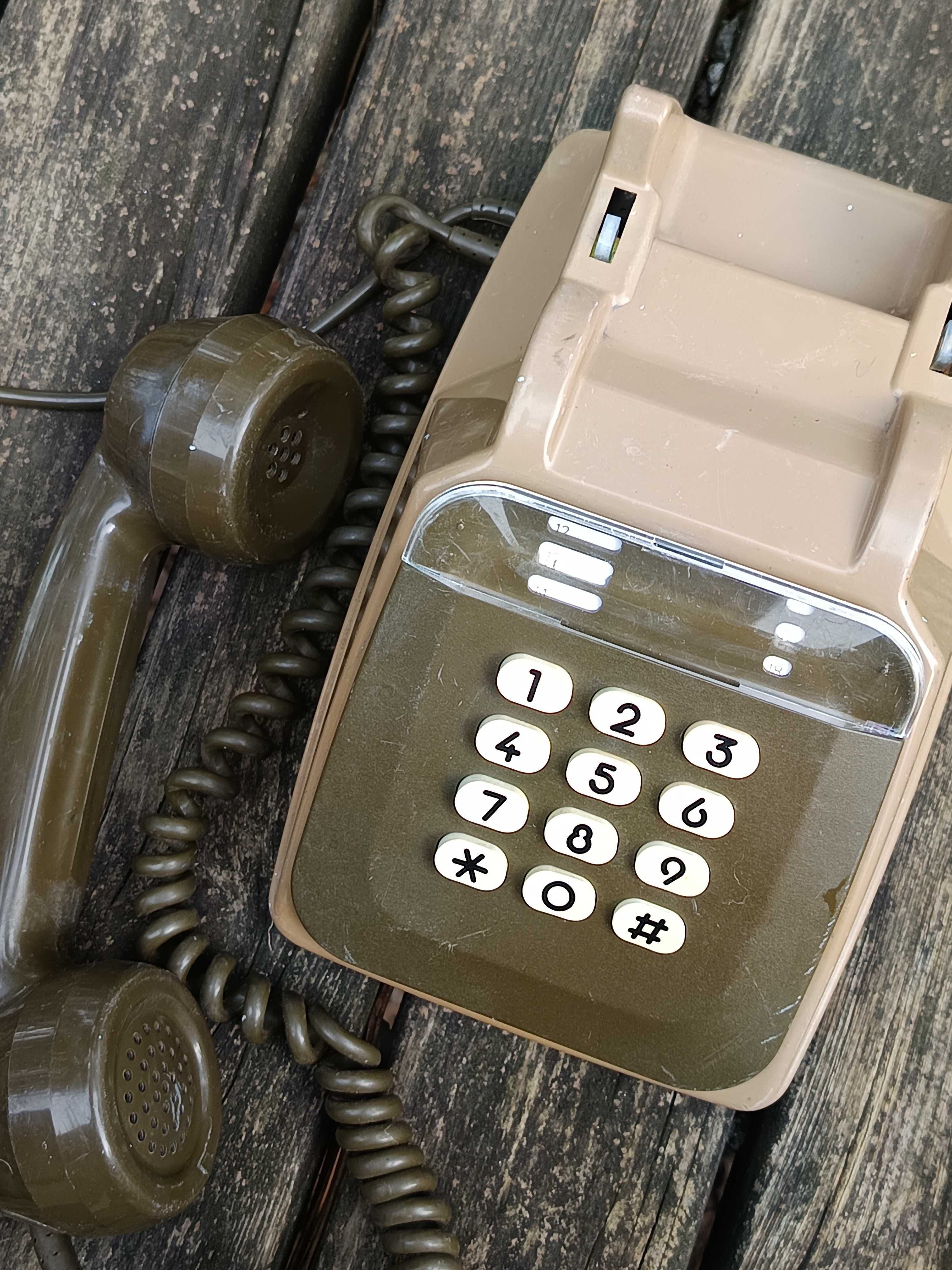 Telefone de teclas antigo