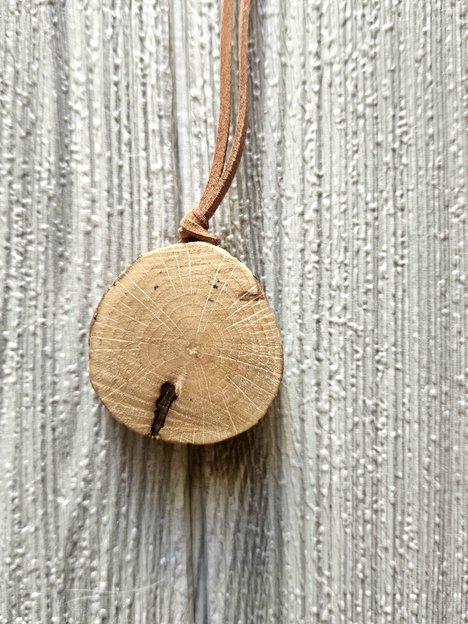 Wisiorek góry las drewniany dębowy amulet talizman eko skórzany rzemyk