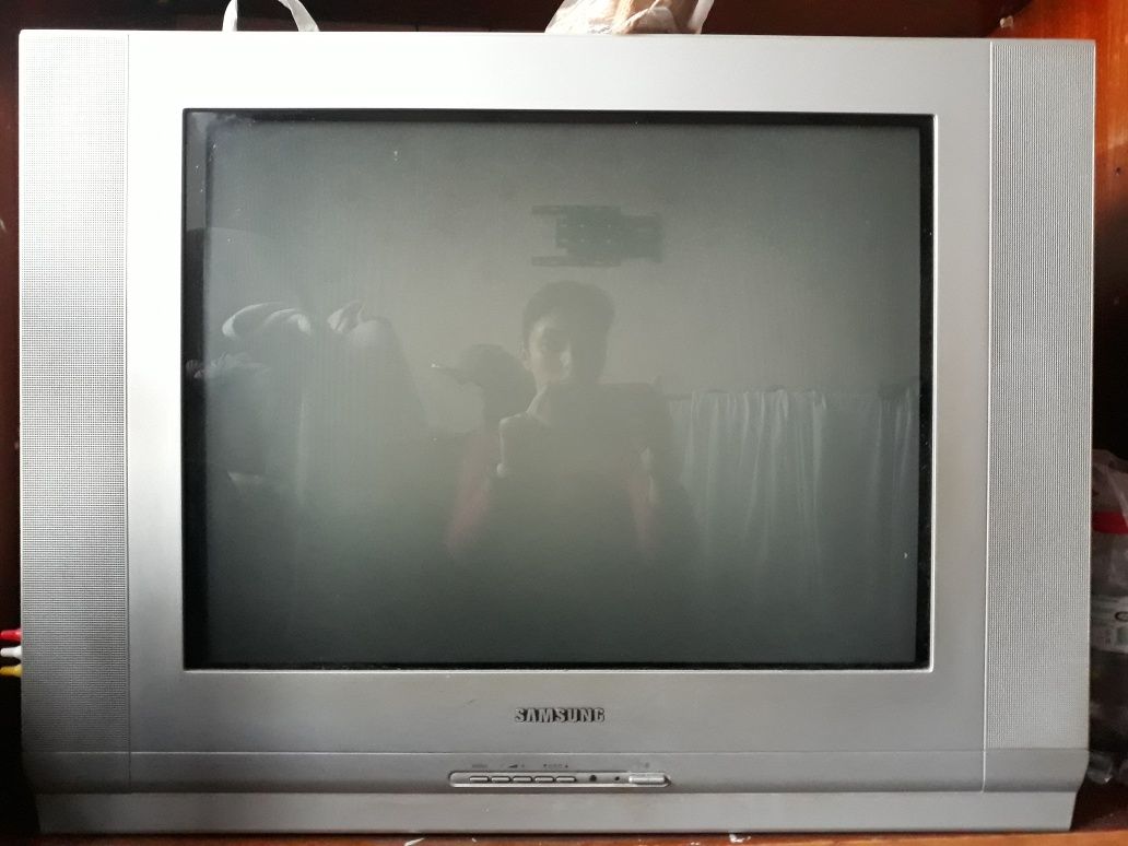 Большой телевизор Samsung в хорошем состоянии
