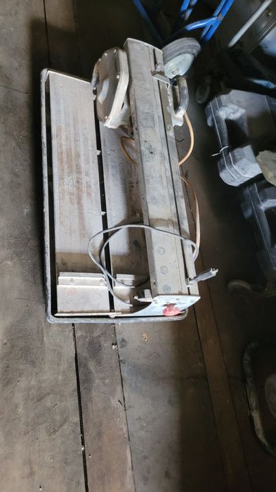 Плиткоріз в робочому стані