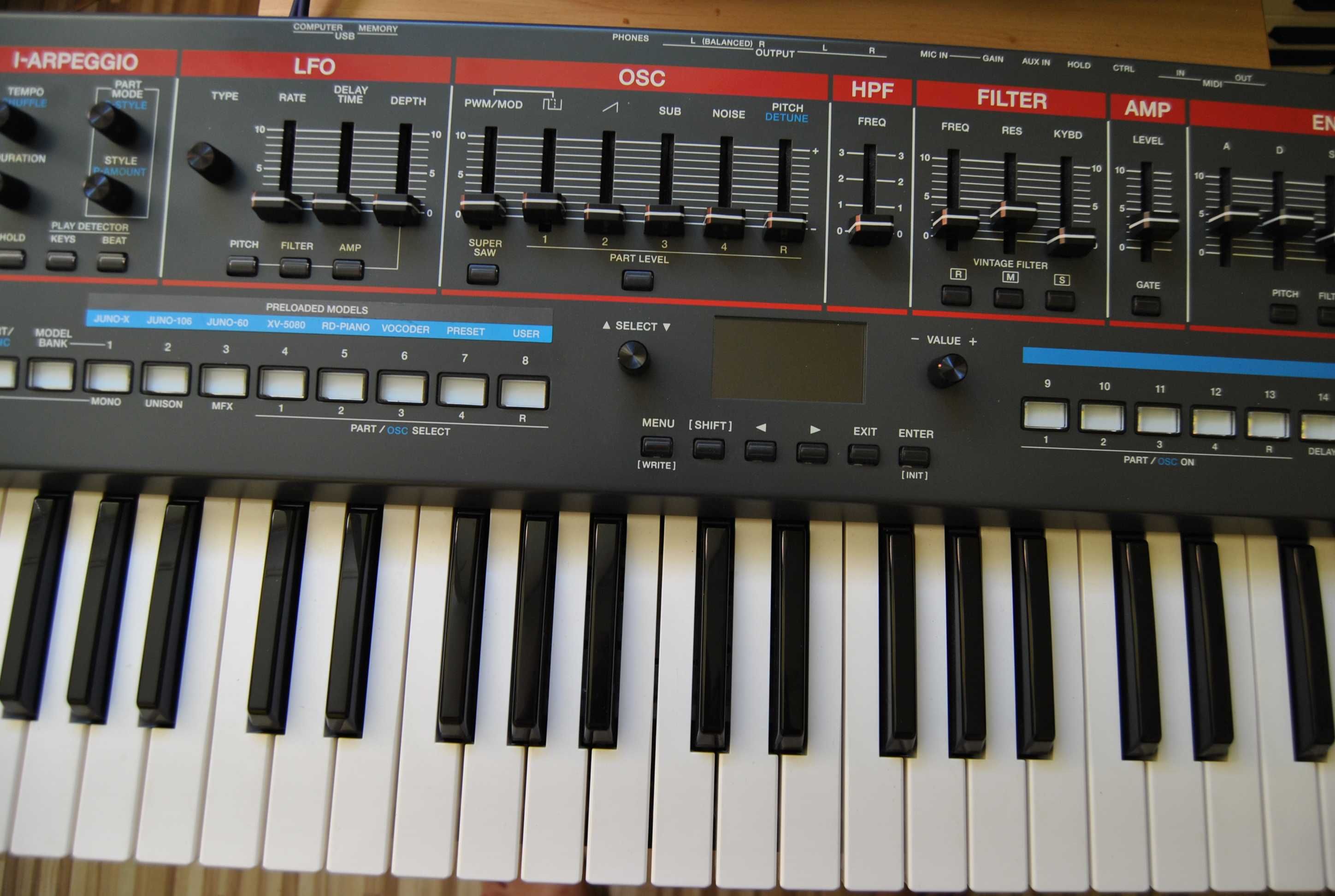 Roland Juno X. Syntezator w doskonałym stanie.