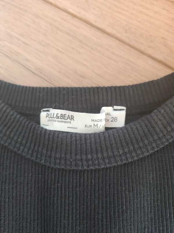 Klasyczna, czarna, z prążkowanej bawełny sukienka Pull & Bear