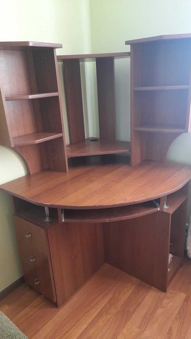 Комп'ютерний стіл