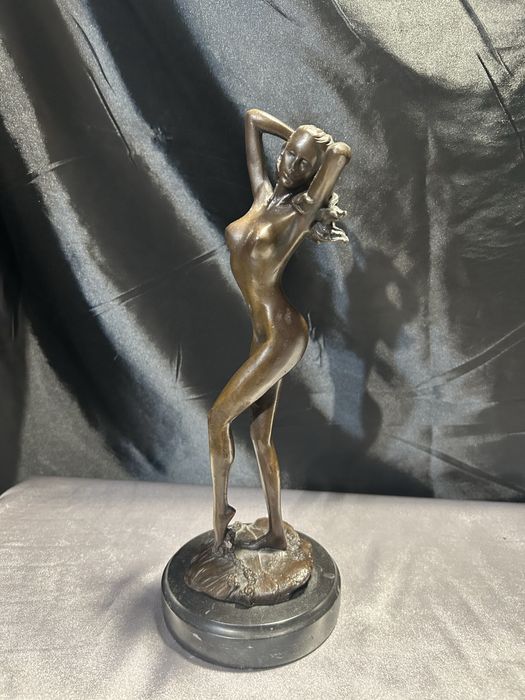 Akt Kobiety w Wyrafinowanej Pozycji brąz
