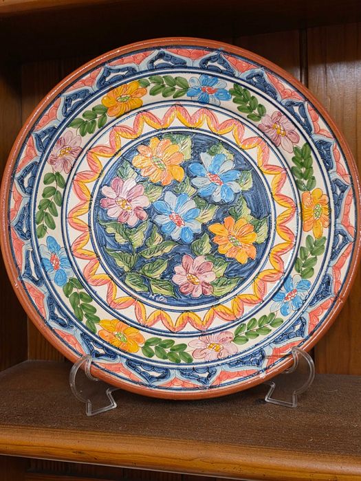 Escaparate e pratos pintados á mão