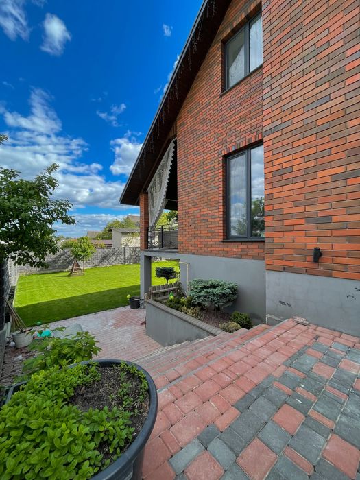 Будинок з дизайнерським ремонтом,ділянкою,продуманим плануванням.