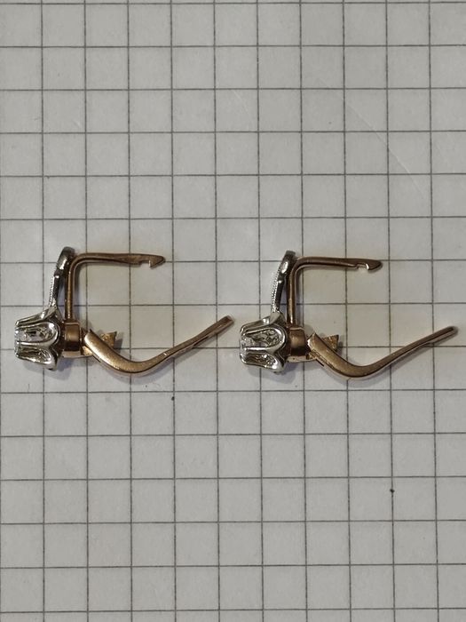 Золоті сережки з діамантами, 585 проба.