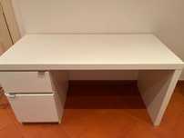 Secretária Ikea com gaveta e espaço de arrumação