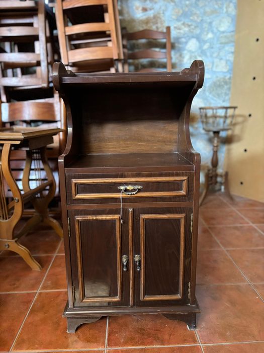 Moveis de entrada, telefone.