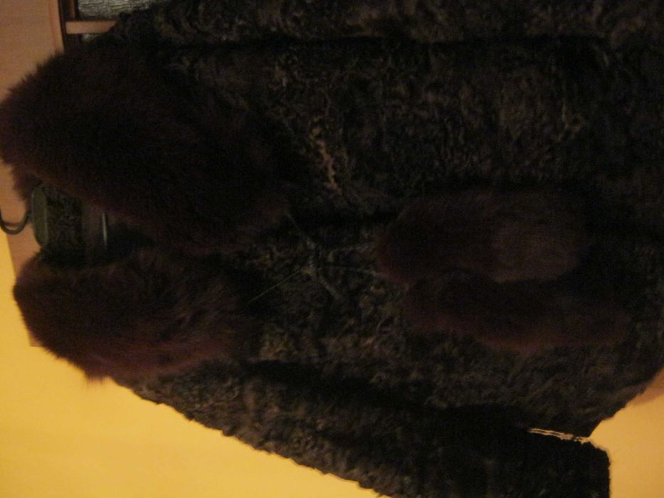 Urocze futerko  z karakułów z kołnierzem z lisa