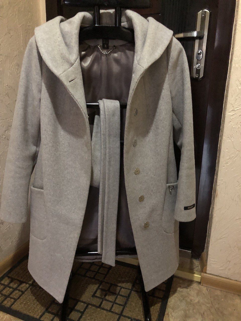Продается женское пальто 500