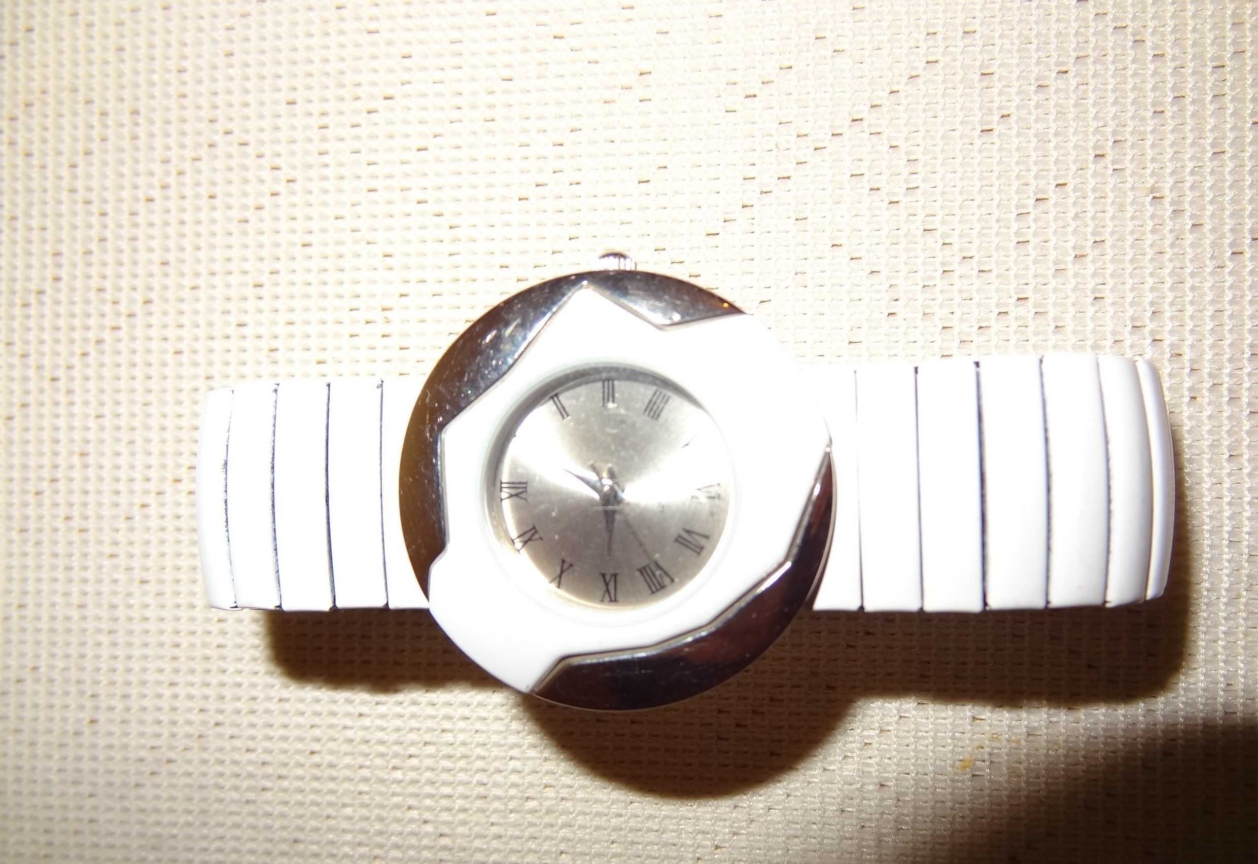 biały zegarek / zegarki