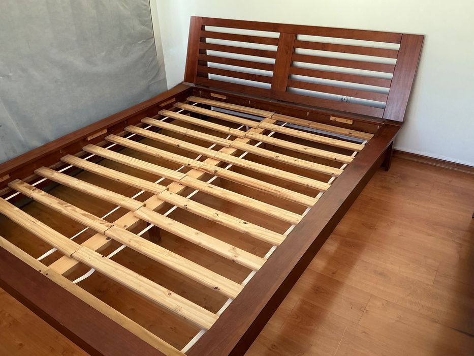 Como nova! Imbatível! Cama de casal em madeira maciça, pesada. Linda!