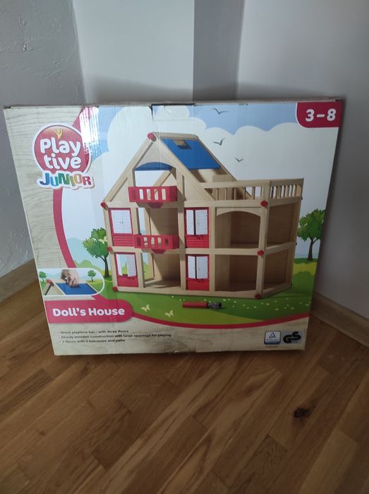 Domek drewniany dla lalek z mebelkami