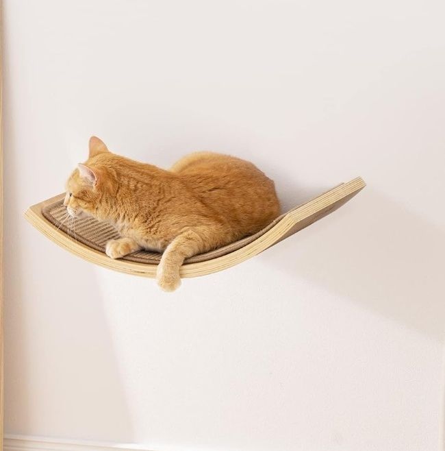 Leżak ścienny dla kotów z matą do drapania