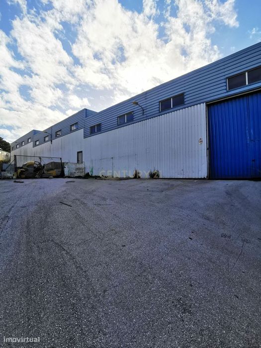 Armazém para venda no Carregado, com rendimento
