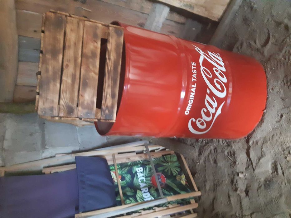 Opalane skrzynki jako stoliki