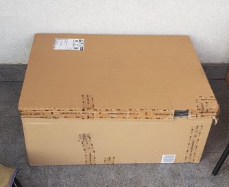 Duży karton pudło z wiekiem pokrywą