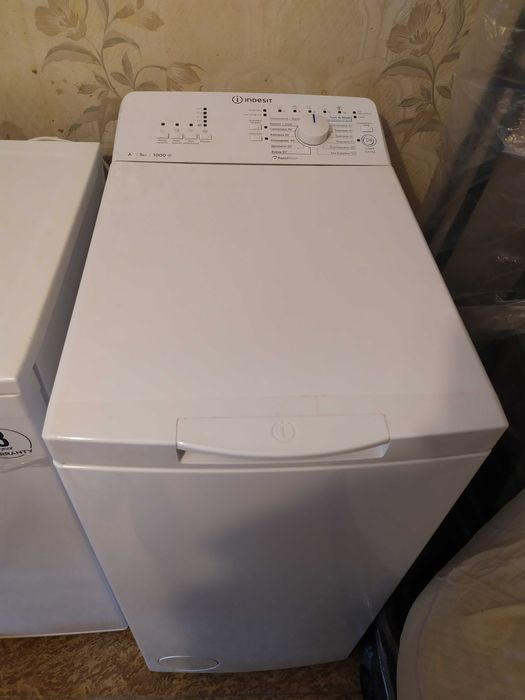 Стиральная машинка Indesit, с вертикальной загрузкой.
