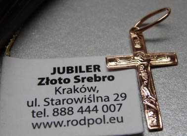 Złoty krzyżyk spasi i sochrani różowe złoto.