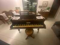 lindo piano antigo e bem restuarado