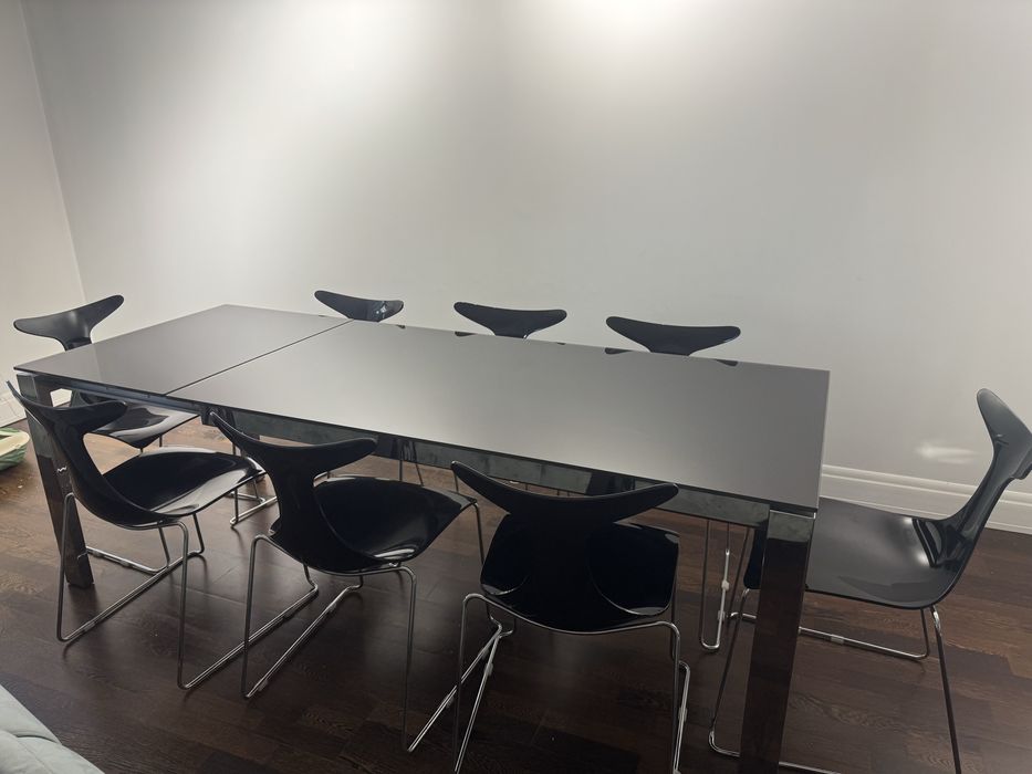 Stół czarny szklany rozkladany 85cm*160cm-220cm z 8 krzełami. Włochy.