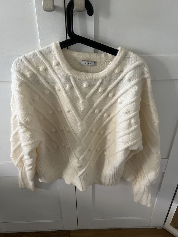 Reserved sweter z dzianiny.