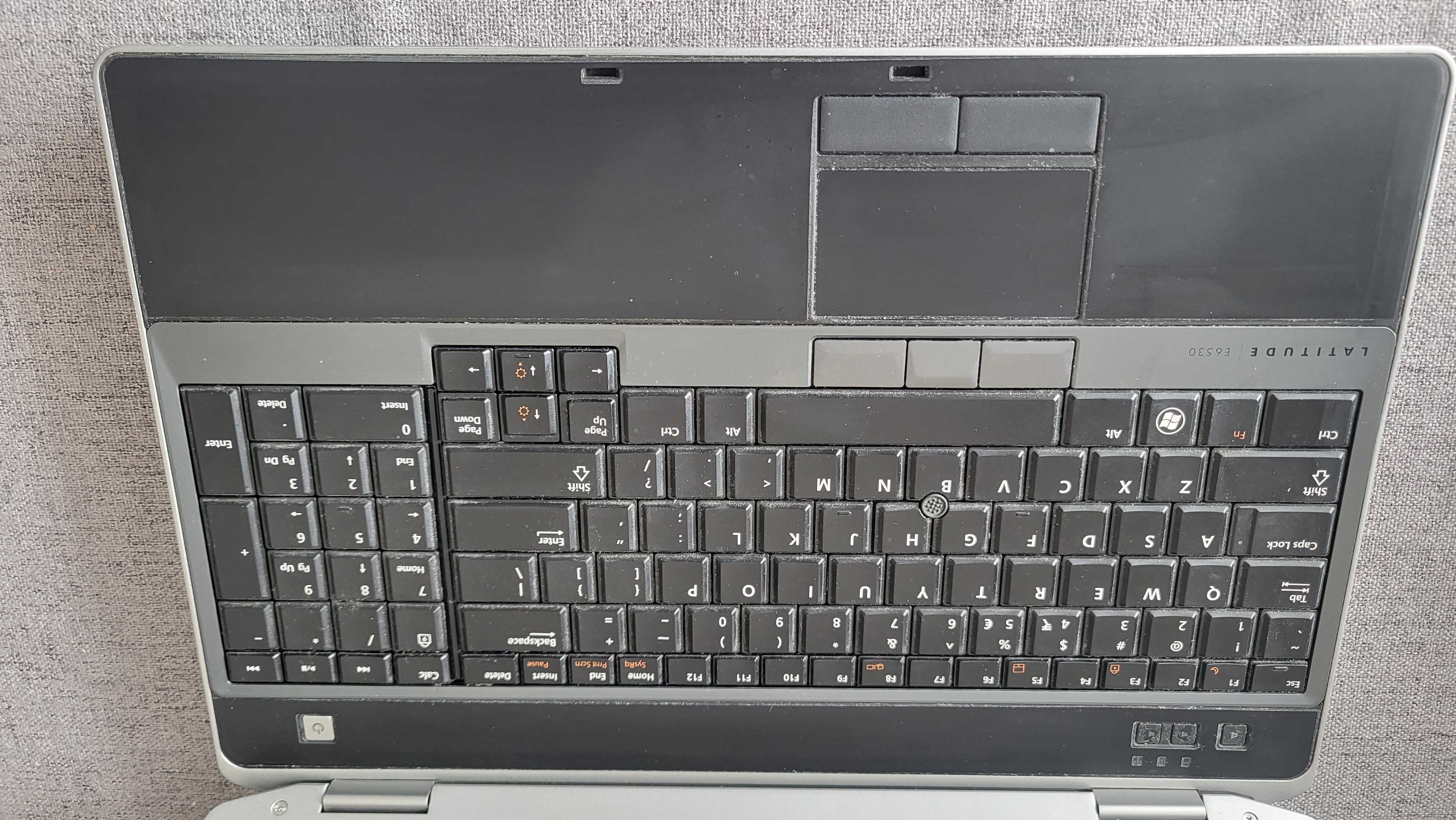 Używany Dell Latitude E6530 ze stacją dokującą.