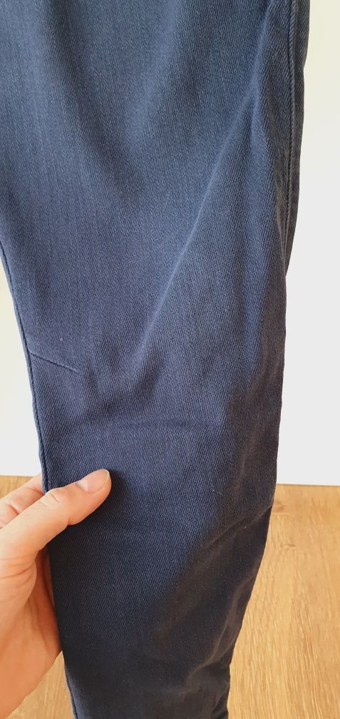 Granatowe jeansy spodnie zara galowe 134