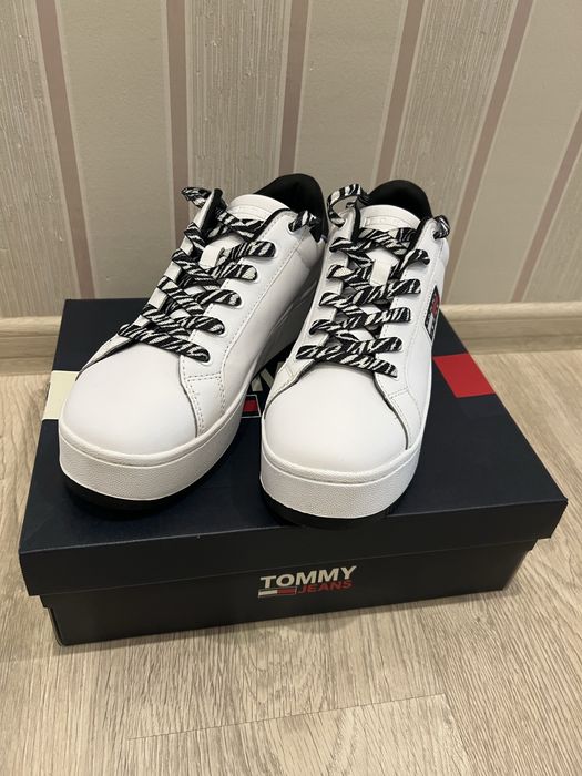 Кросівки білі шкіряні на платформі Tommy Hilfiger Jeans 39р.(на 38й)
