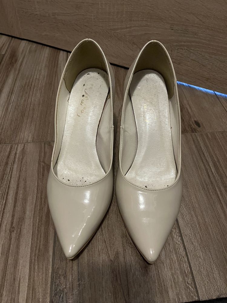 skórzane lakierowane szpilki nude rozm. 40