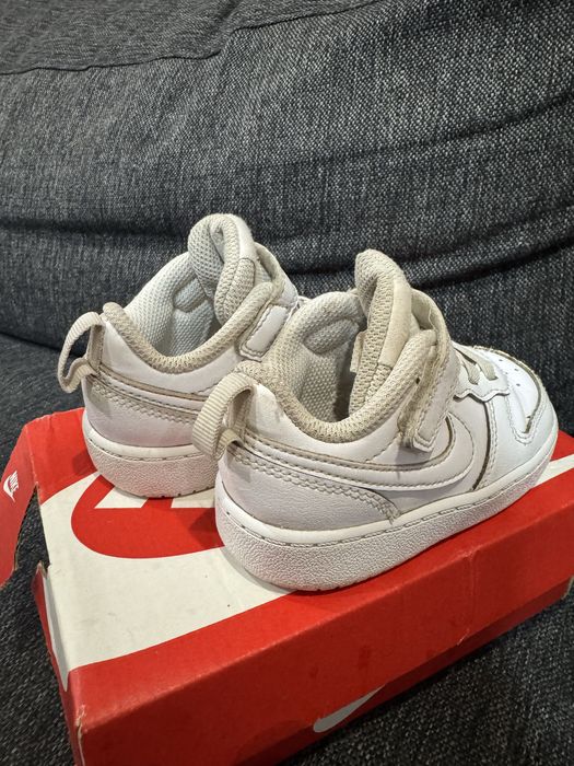 Кросівки nike jordan та білі