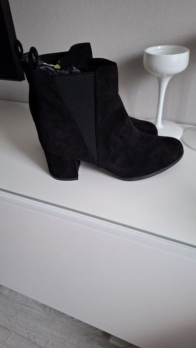 Продам замшевые полусапожки