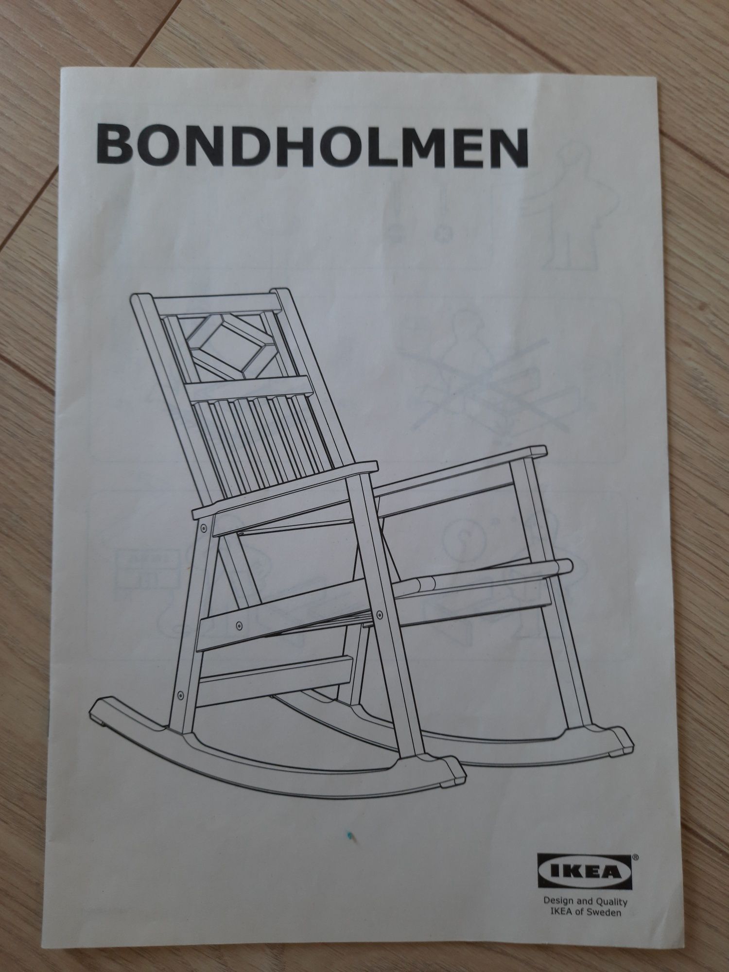 IKEA drewniany fotel ogrodowy BONDHOLMEN bujany szary z poduszką.