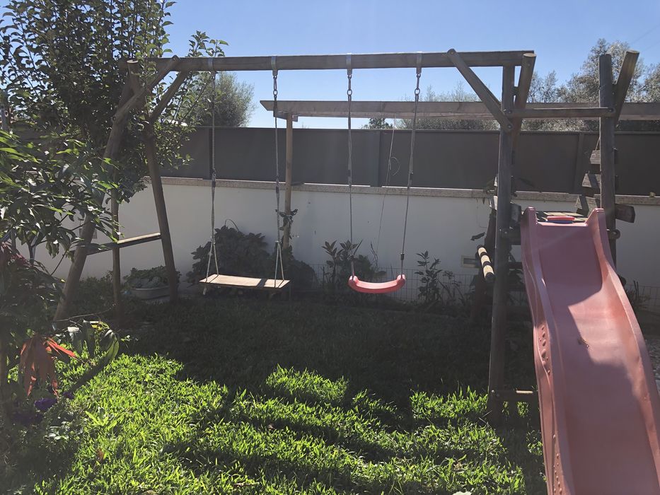 Baloiço e escorrega de madeira tratada