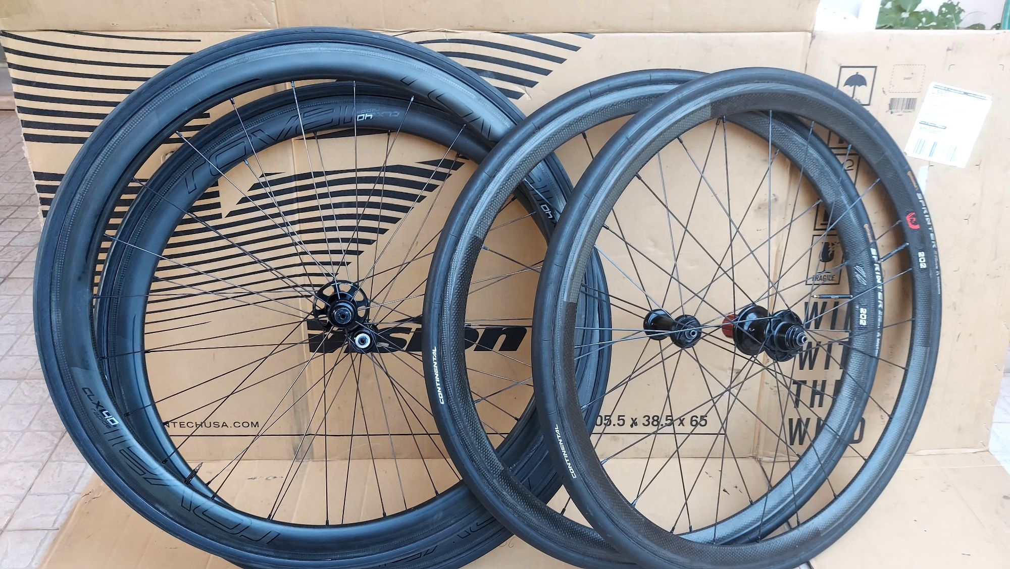 Rodas carbono Roval CLX40 e Zipp 202