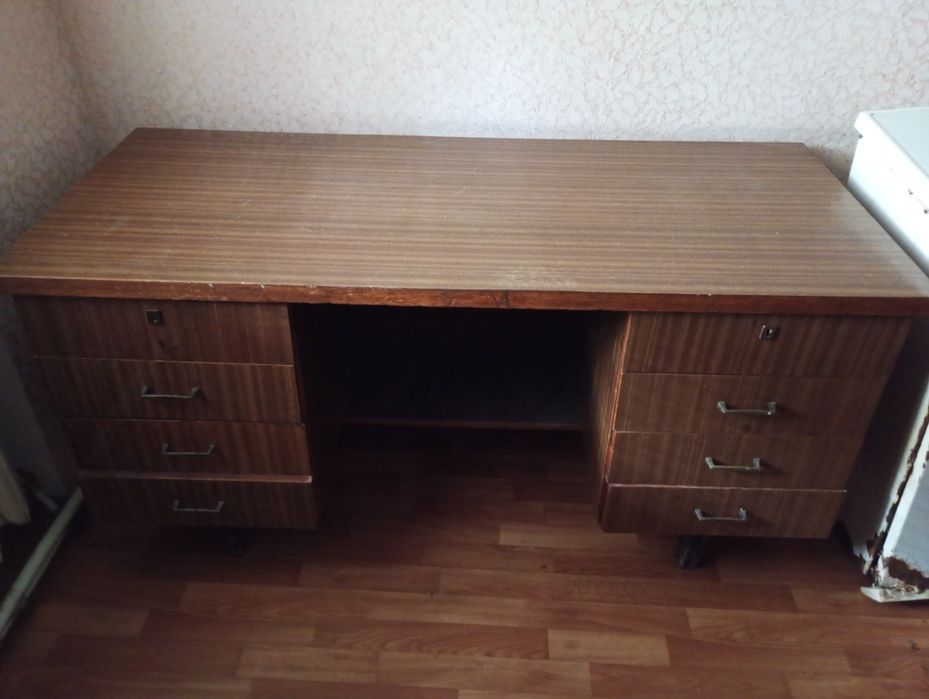 Продам стол двухтумбовый