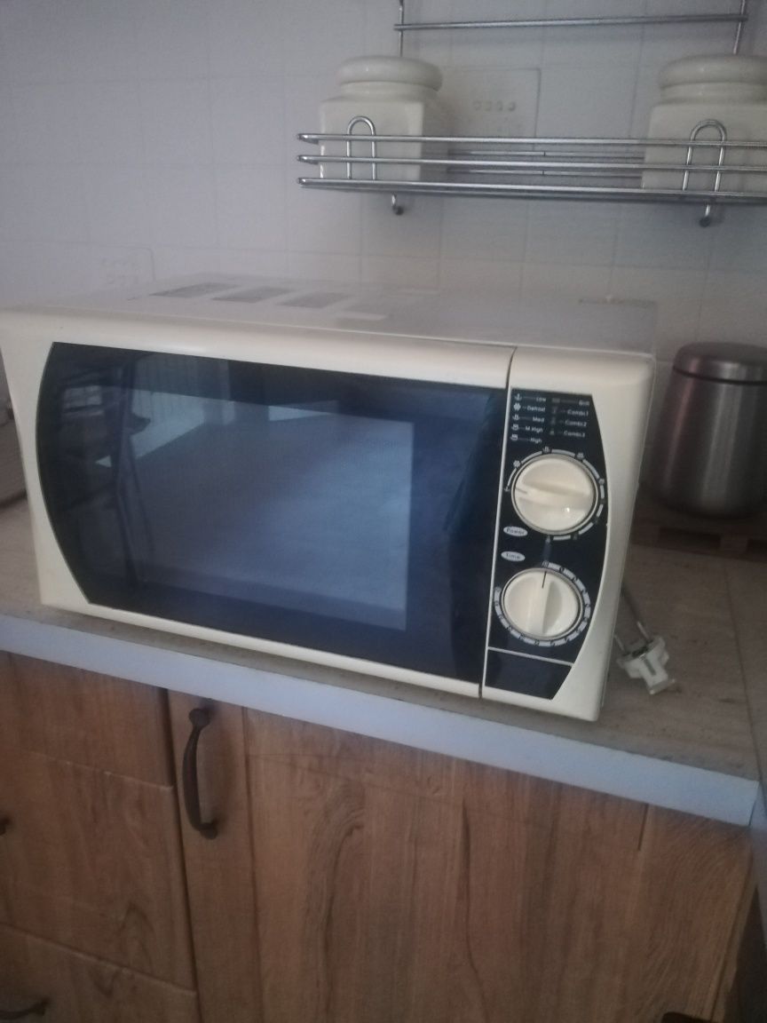 Kuchenka mikrofalowa mikrofalówka 700E z grillem