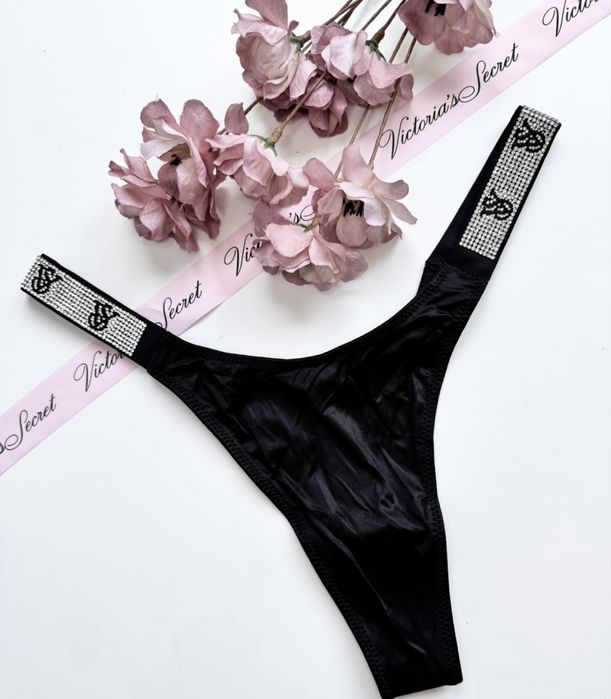 Czarne stringi z kryształkmai z logo Victoria’s Secret