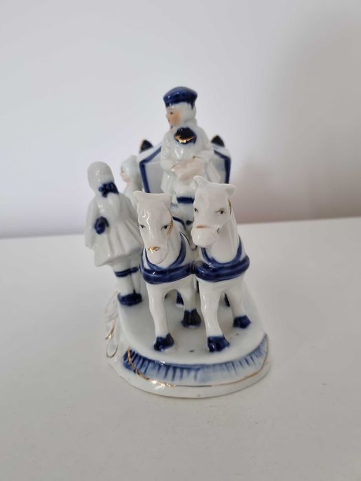Figurka Kobaltowa Karoca z koniami  Woznica z Damą