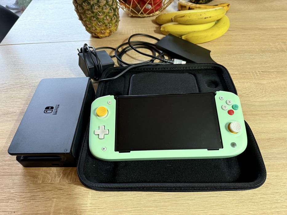 Nintendo Switch Olde + Nitro Deck + 4 gry