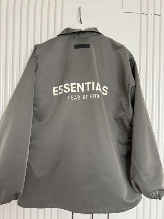 Куртка -вітровка ESSENTIALS в новому стані